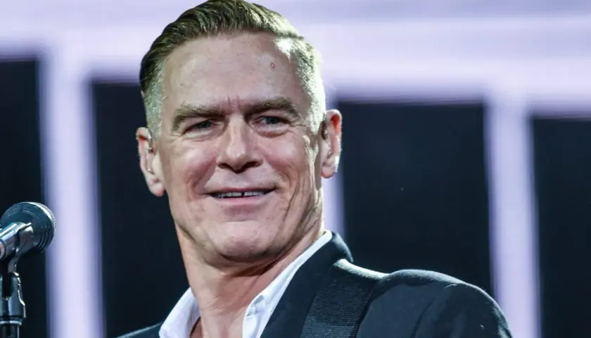 Uśmiechnięty Bryan Adams, którego żona pewnie jest dumna z jego występów.