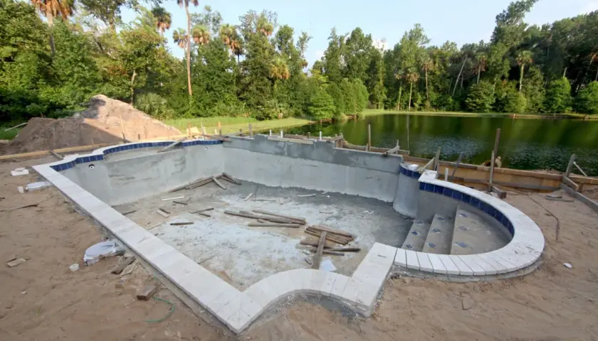Choisir le bon coffrage pour piscine en béton : avantages et options