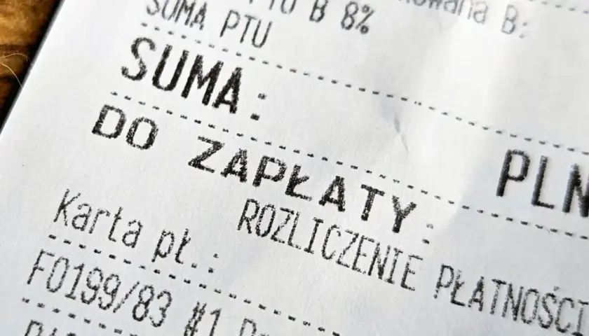 Fragment paragonu z napisem "SUMA: DO ZAPŁATY". Widoczna też kwota podatku i numer karty płatniczej. To faktura do paragonu.