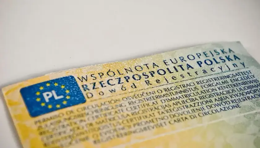 Fragment polskiego dowodu rejestracyjnego z unijnym symbolem PL. Dokument zawiera tekst w wielu językach, w tym "Dowód Rejestracyjny".