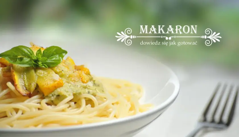 Pyszny makaron orkiszowy z zielonym pesto i warzywami, udekorowany bazylią. Dowiedz się, jak go przygotować!