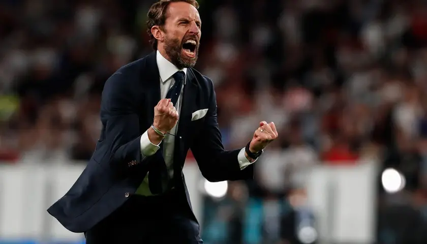 Gareth Southgate, prowadzone drużyny, świętuje zwycięstwo z zaciśniętymi pięściami.