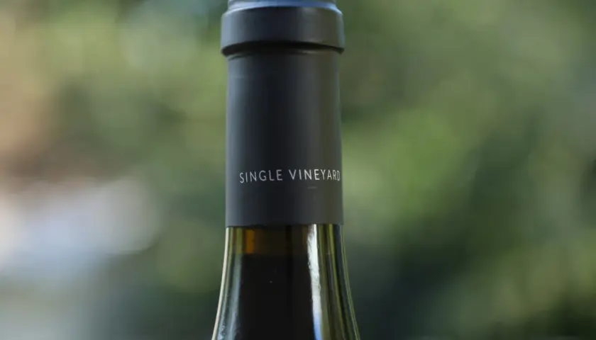 Der Hals einer Weinflasche mit der Aufschrift "Single Vineyard". Ein feiner Timothy Chardonnay, der die Reinheit des Weinbergs widerspiegelt.