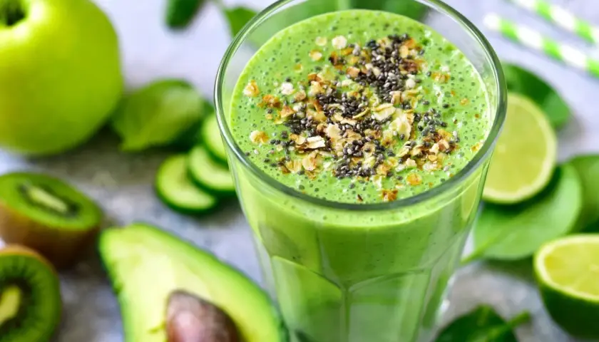 Zielony koktajl z awokado, kiwi i jabłka, posypany nasionami chia i granolą. Idealne na zdrowe śniadanie. Inspiracja na smoothie przepisy.