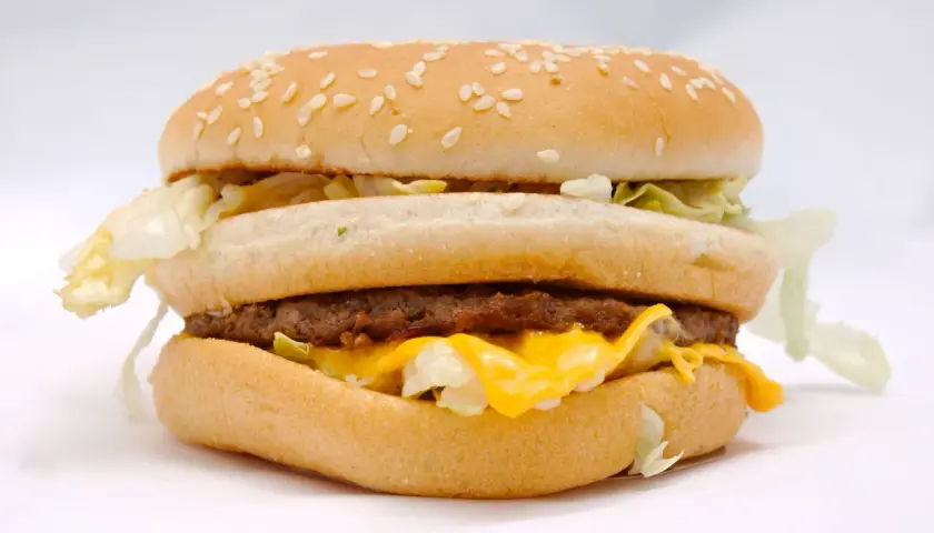 Klasyczny Big Mac z dwoma kotletami wołowymi, serem, sałatą i sosem. Zastanawiasz się, ile kalorii ma Big Mac?