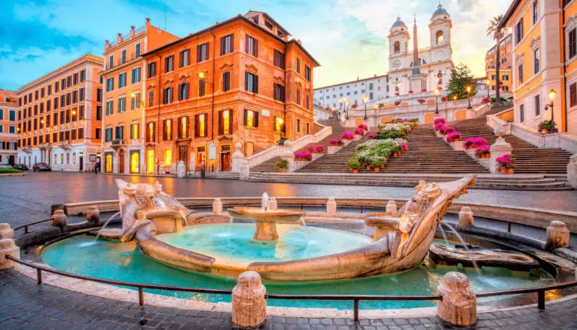 Fontaine de la Barcaccia et escaliers de la Trinité-des-Monts à Spagna, Rome, au lever du soleil.