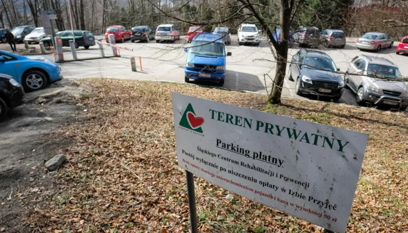 Parking w sanatorium: Ile kosztuje? Uniknij ukrytych opłat!