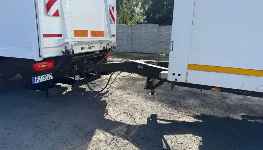 Koffer naczepa co to jest? Kluczowe informacje i zastosowania