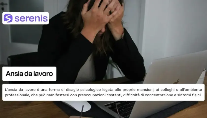 Donna con le mani tra i capelli davanti a un laptop, simbolo di ansia da lavoro.