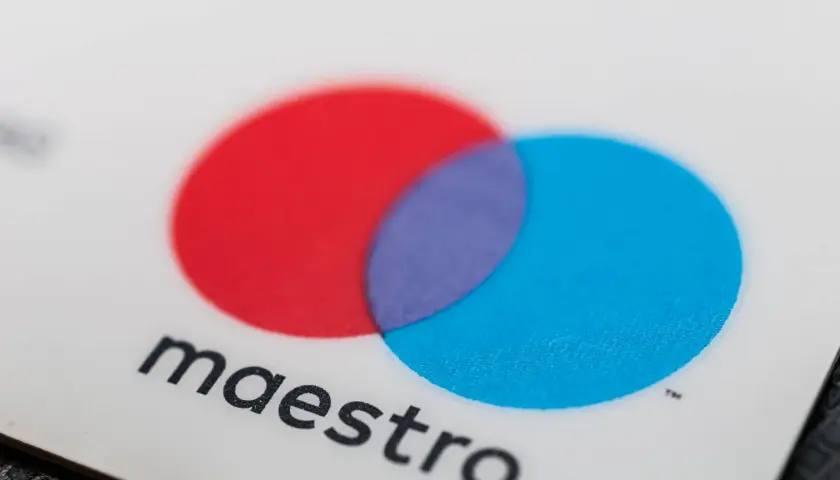 Nahaufnahme einer Maestro Karte mit dem bekannten Logo. Perfekt für Reisen ins Ausland.