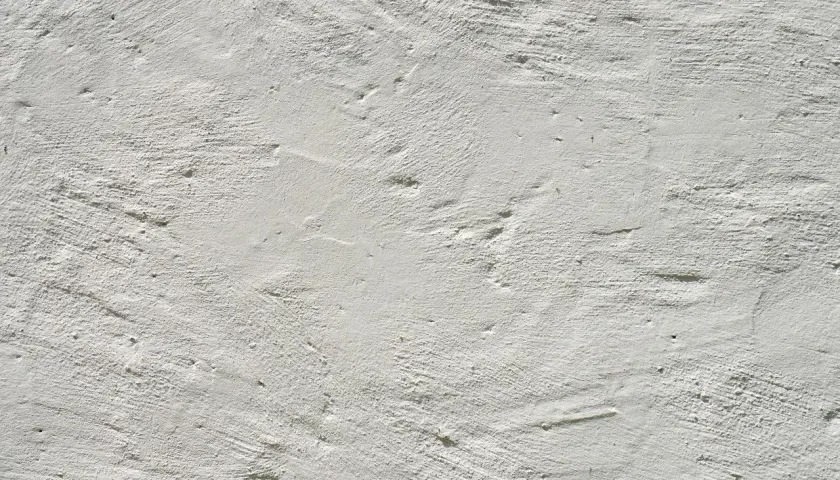 Biała farba strukturalna na nierównym suficie, tworząca ciekawe cienie i faktury.