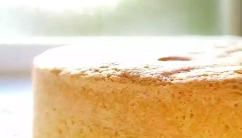 Un gâteau moelleux, parfait pour une recette génoise. Sa texture aérienne promet un délice.