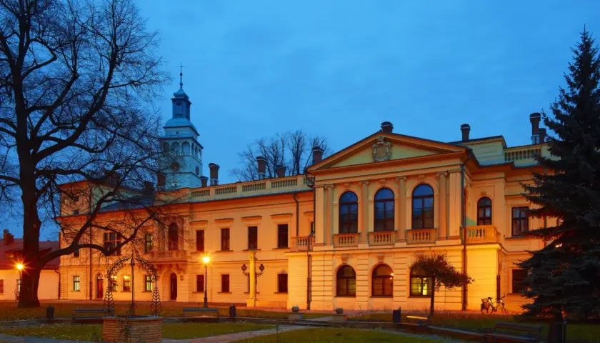Żywiec: Pałac Habsburgów zachwyca nocą. Zwiedzanie tego miejsca to podróż w czasie.