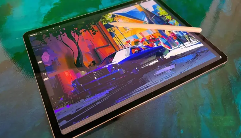 Tablet z rysunkiem ulicy i samochodu, idealny do tworzenia cyfrowych dzieł. Ranking tabletów graficznych podpowie, który wybrać.