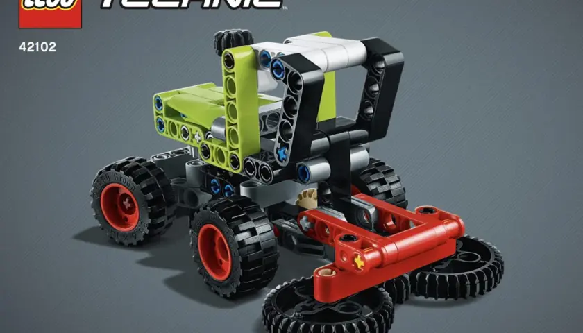 Ein LEGO Technic MOC, ein grüner Traktor mit roten und schwarzen Details, bereit für den Einsatz auf dem Feld.