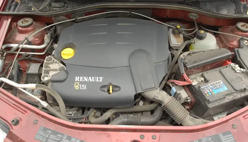 Silnik Renault 1.5 dCi. Widoczne elementy osłony silnika, akumulator Dacia, płyny eksploatacyjne. Idealne momenty dokręcania śrub 1.5 dCi.