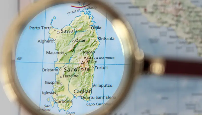 Sardynia leży na Morzu Śródziemnym, na zachód od Włoch. Mapa pokazuje jej ukształtowanie i główne miasta: Cagliari, Sassari, Olbia.