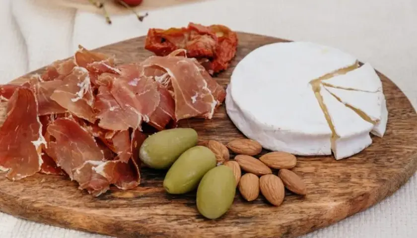 Czy pies może jeść Camembert? Ryzyko i bezpieczne alternatywy