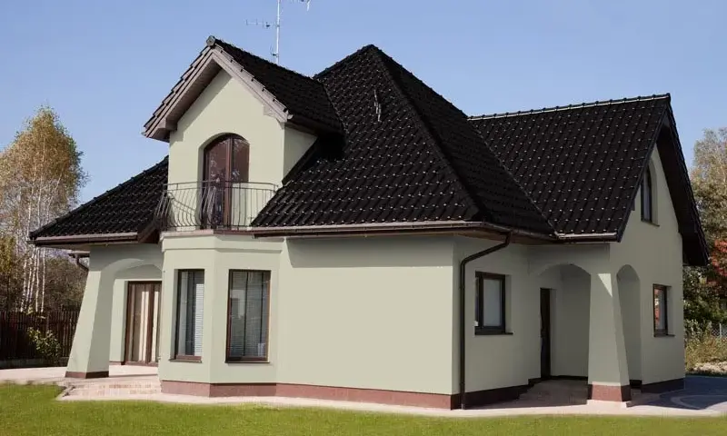 Jakie kolory elewacji do czarnej blachodachówki, aby uniknąć błędów?