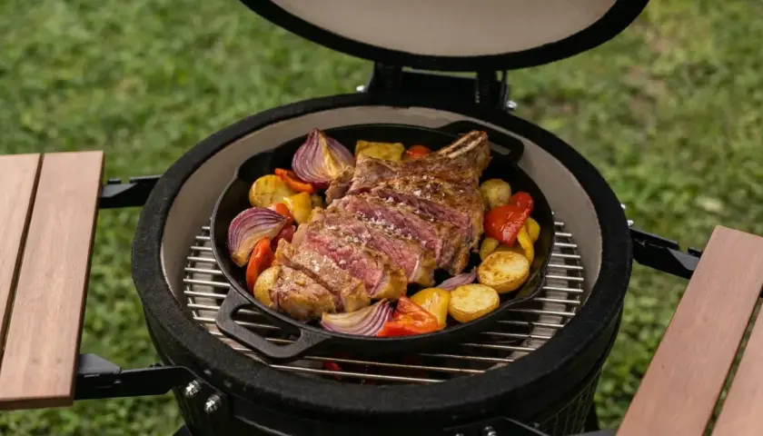 Un succulent côte de bœuf au feu de bois, tranché et servi avec des pommes de terre, des oignons rouges et des poivrons dans une poêle en fonte sur un barbecue.