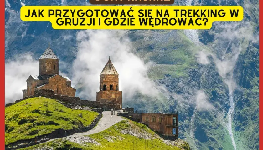 Góry Kaukaz: cerkiew Gergeti na tle mglistych szczytów. Przygotuj się na trekking w Gruzji!