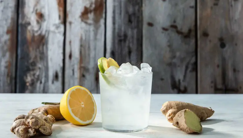 En uppfriskande Koskenkorva ginger drink med citron, lime och ingefära.