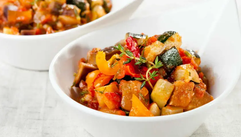 Ratatouille coloré et savoureux, préparé avec amour dans le Cookeo. Un délice de légumes frais, prêt à être dégusté.