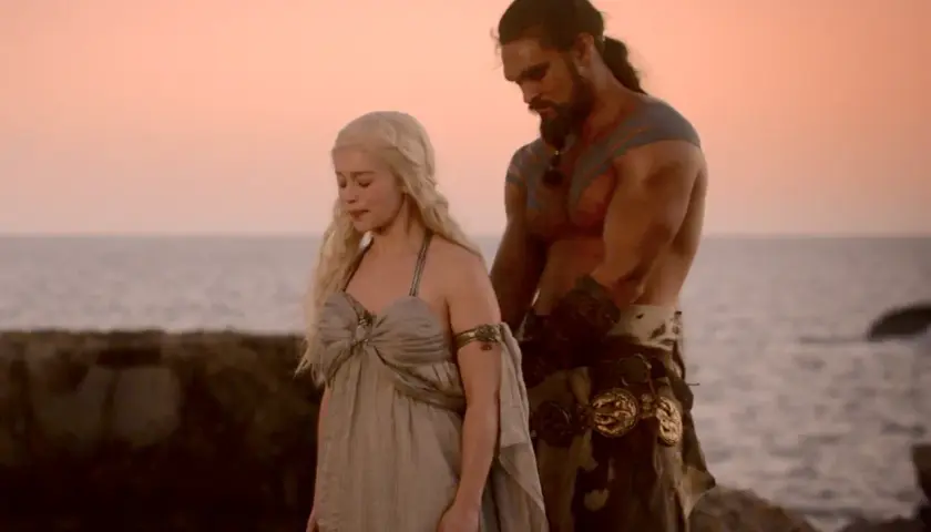 Khal Drogo i Daenerys stoją nad morzem o zachodzie słońca.