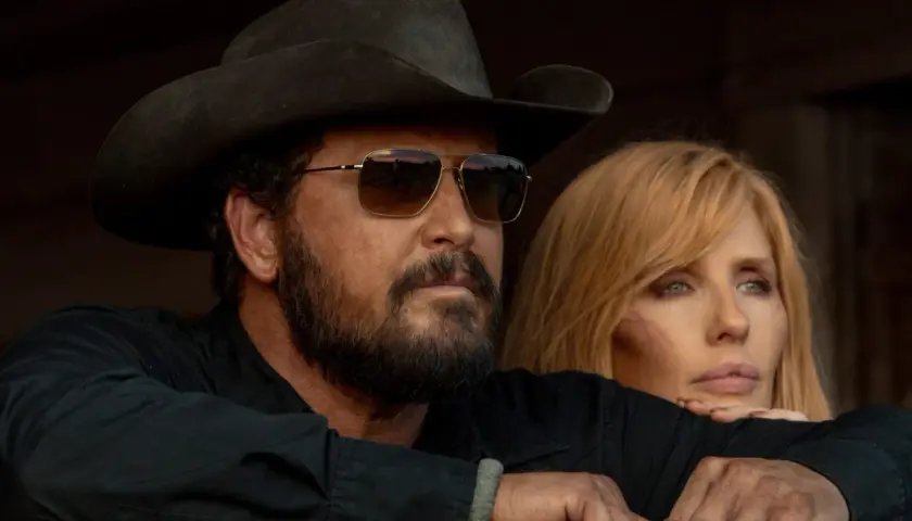 John Dutton och Beth Dutton från rollistan i Yellowstone, med cowboyhatt och solglasögon.