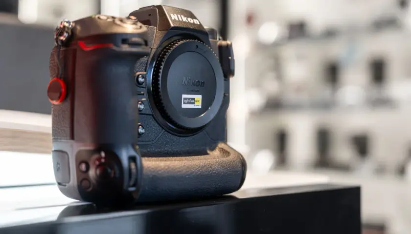 Profesjonalny aparat Nikon Z z uchwytem pionowym, gotowy do testów aparatów fotograficznych.