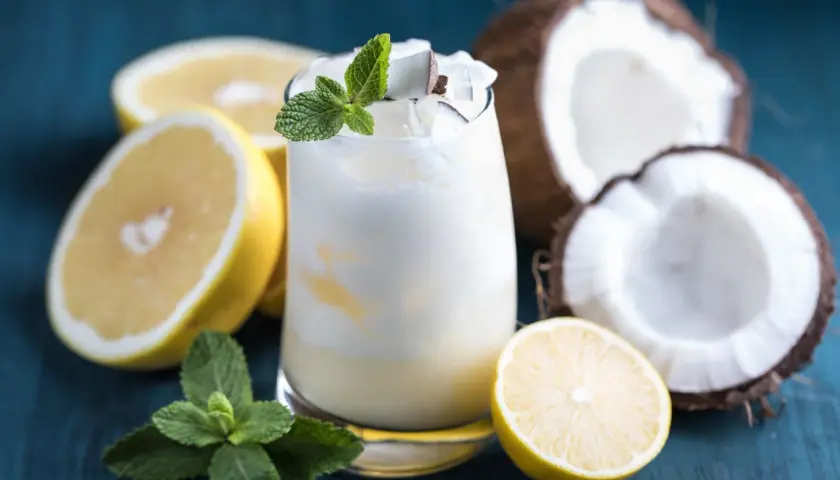Najlepsze drinki z wódką kokosową, które zachwycą Twoich gości