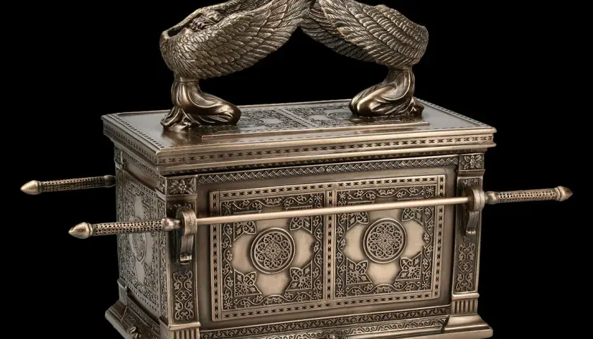 Die Bundeslade, ein kunstvoll verzierter Kasten mit Cherubim-Figuren, symbolisiert göttliche Gegenwart.