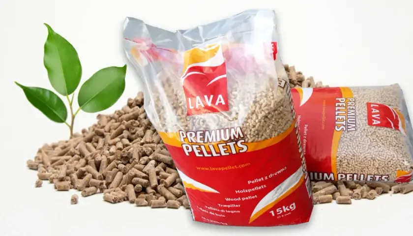 Dwie torby z napisem LAVA PREMIUM PELLETS, obok nich rozsypane pellety drzewne i zielone liście.