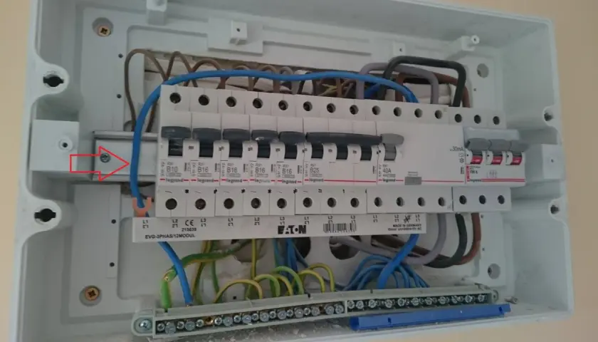 W skrzynce elektrycznej widać bezpiecznik przedlicznikowy 100A oraz szereg mniejszych bezpieczników.