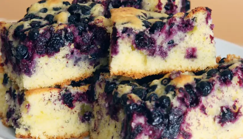 Pyszne ciasto z jagodami, idealne na deser. Zobacz, co można zrobić z jagód!