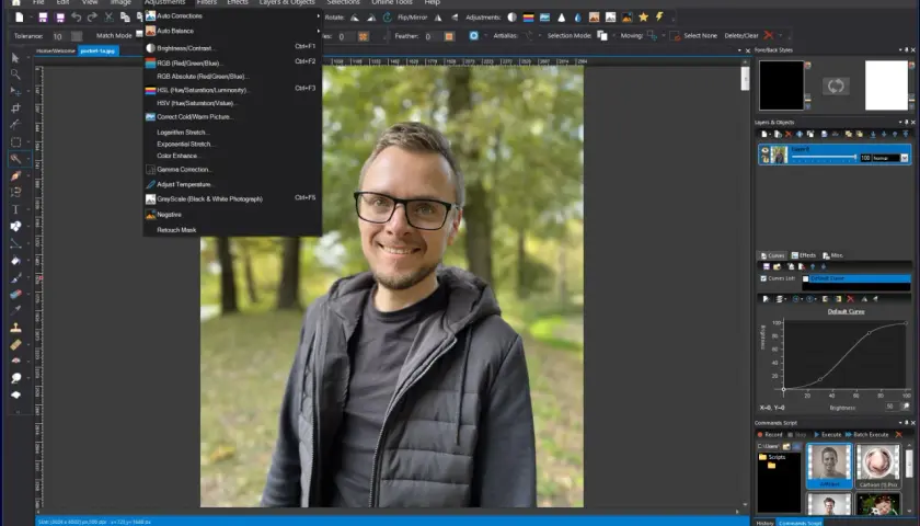 Program do edycji JPG z widocznym menu "Adjustments", gdzie można poprawić jasność, kontrast i kolory zdjęcia portretowego.