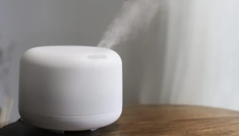 Humidificador blanco emitiendo vapor, ideal para aliviar la congestión por alergia y mejorar la calidad del aire en tu hogar.