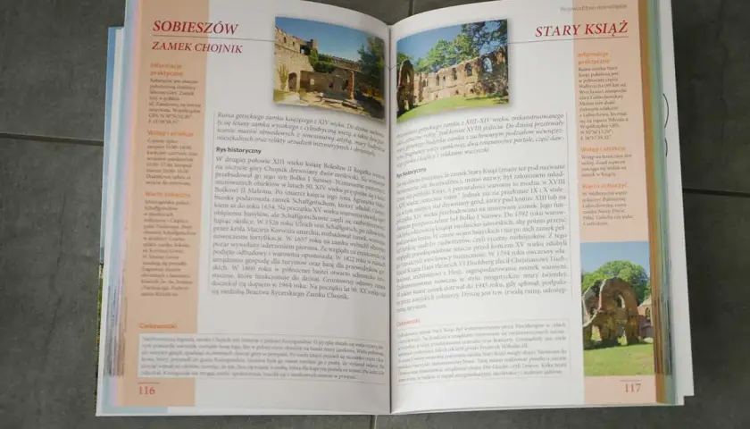 Zamek w stylu romańskim, ruiny zamku Chojnik. Wpisany w krajobraz górski, z kamiennymi murami i wieżami.