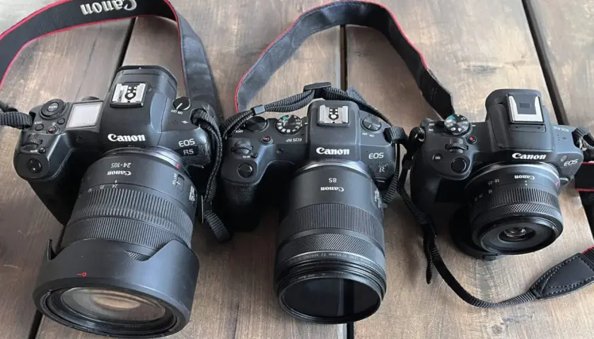 Trzy aparaty Canon z mocowaniem RF: EOS R5, EOS RP i EOS R50. Każdy z nich posiada matrycę pełnoklatkową lub APS-C, gotowe do uchwycenia świata.