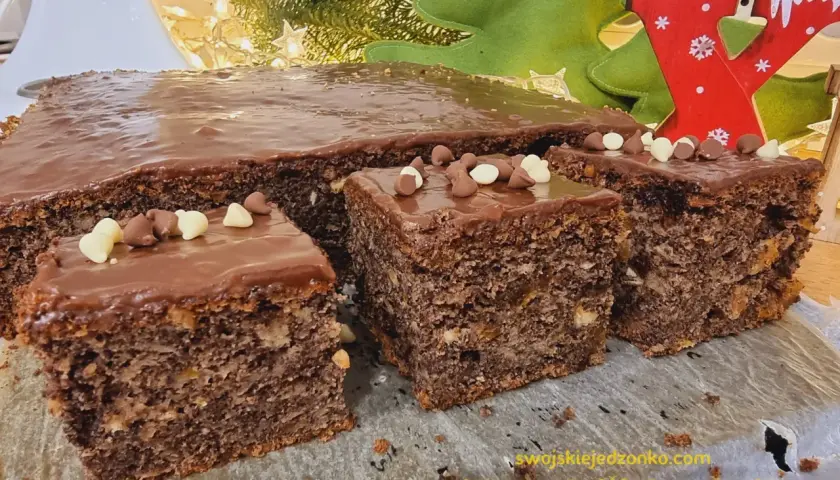 Przepis na makowiec z jabłkami z gotowej masy makowej. Ciasto z polewą czekoladową i dekoracjami, idealne na święta.