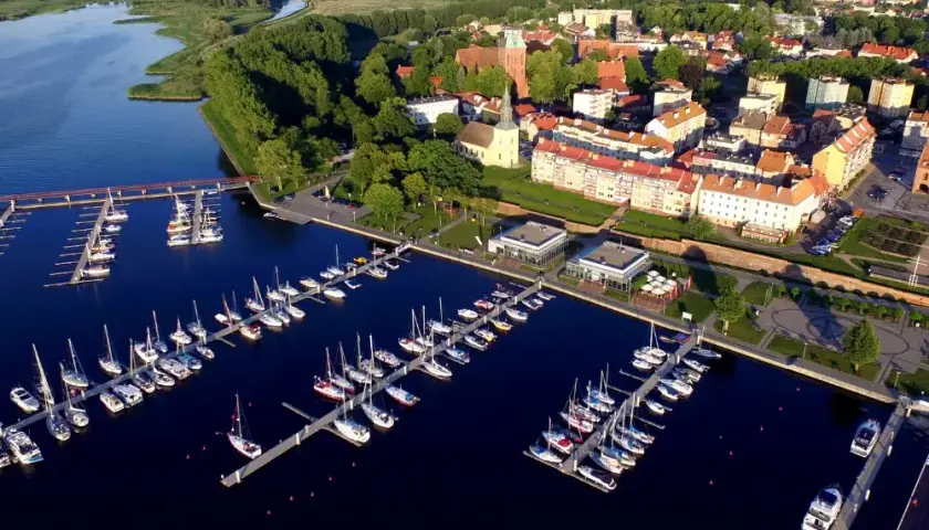 Gdzie leży Kamień Pomorski? Poznaj jego lokalizację i atrakcje