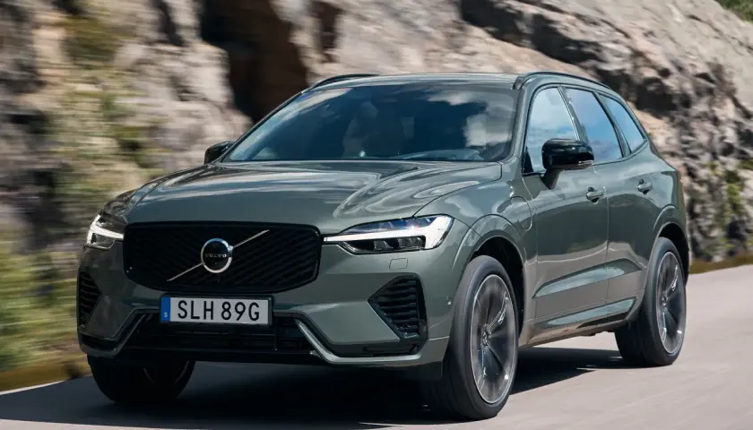 Volvo XC60 D4 Momentum automático 190 CV en movimiento, con su diseño elegante y moderno, ideal para explorar caminos montañosos.