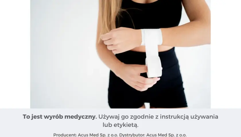 Kobieta zakłada biały bandaż na nadgarstek, przygotowując się do treningu. To plastry na kontuzje, które pomagają w regeneracji.