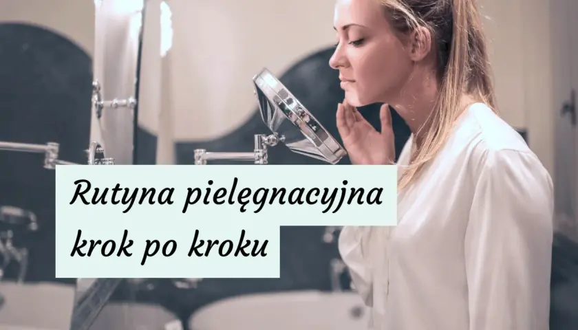 Kobieta sprawdza cerę w lustrze. Poznaj rutynę pielęgnacyjną krok po kroku dla skóry tłustej.