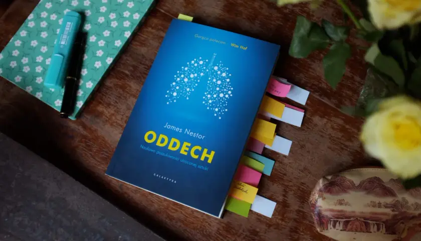 Książka "Oddech" Jamesa Nestora z kolorowymi zakładkami. Odkryj naukowe sekrety oddechu.