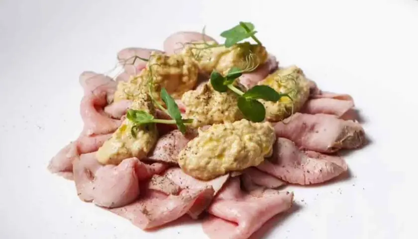 Fettine rosa di arrosto con crema di verdure e germogli, un'idea per dove mangiare a Cremona.