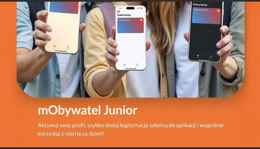 Trzy telefony z wyświetloną cyfrową legitymacją szkolną w aplikacji mObywatel.