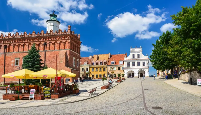 Rynek w Kazimierzu Dolnym, gdzie kręcono "Sami swoi", z zabytkową kamieniczką i ratuszem.