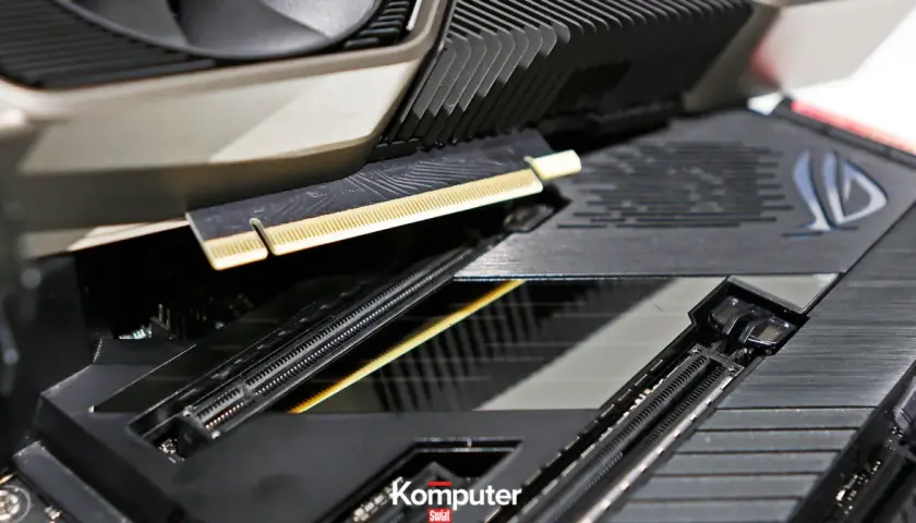 Zbliżenie na złącze PCIe na płycie głównej, porównanie PCIe 3.0 x16 vs PCIe 4.0 x16.