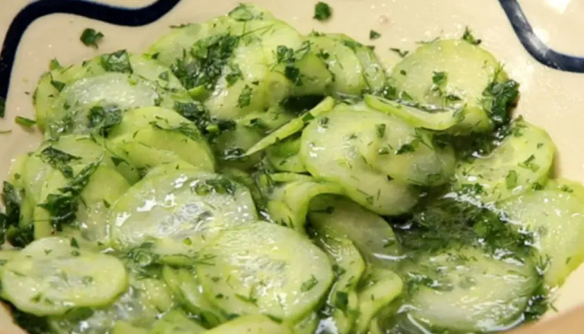 Frischer Gurkensalat ohne Essig, mit Dill und Petersilie, in einer Schüssel serviert.